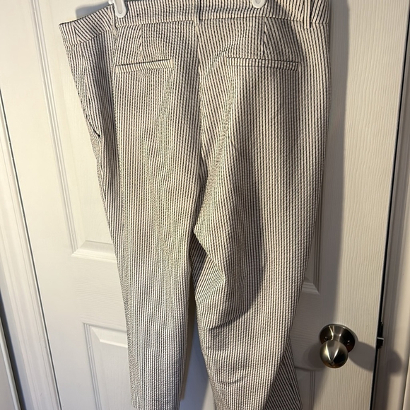 Reitmans White Striped Capri Pants Size 16 - Picture 6 of 8